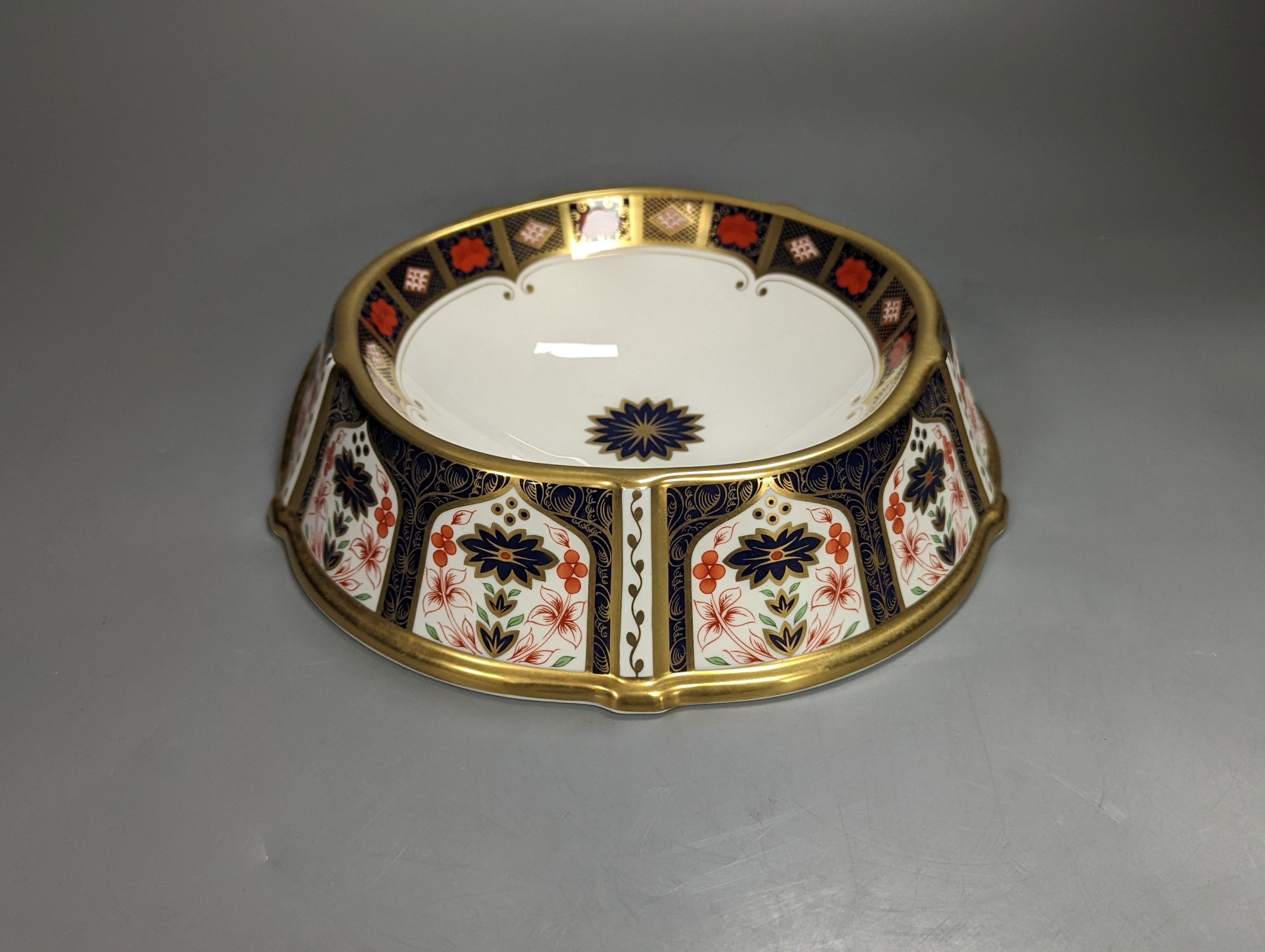 A Royal Crown Derby 1128 pattern dog's dinner bowl, diameter 19cm